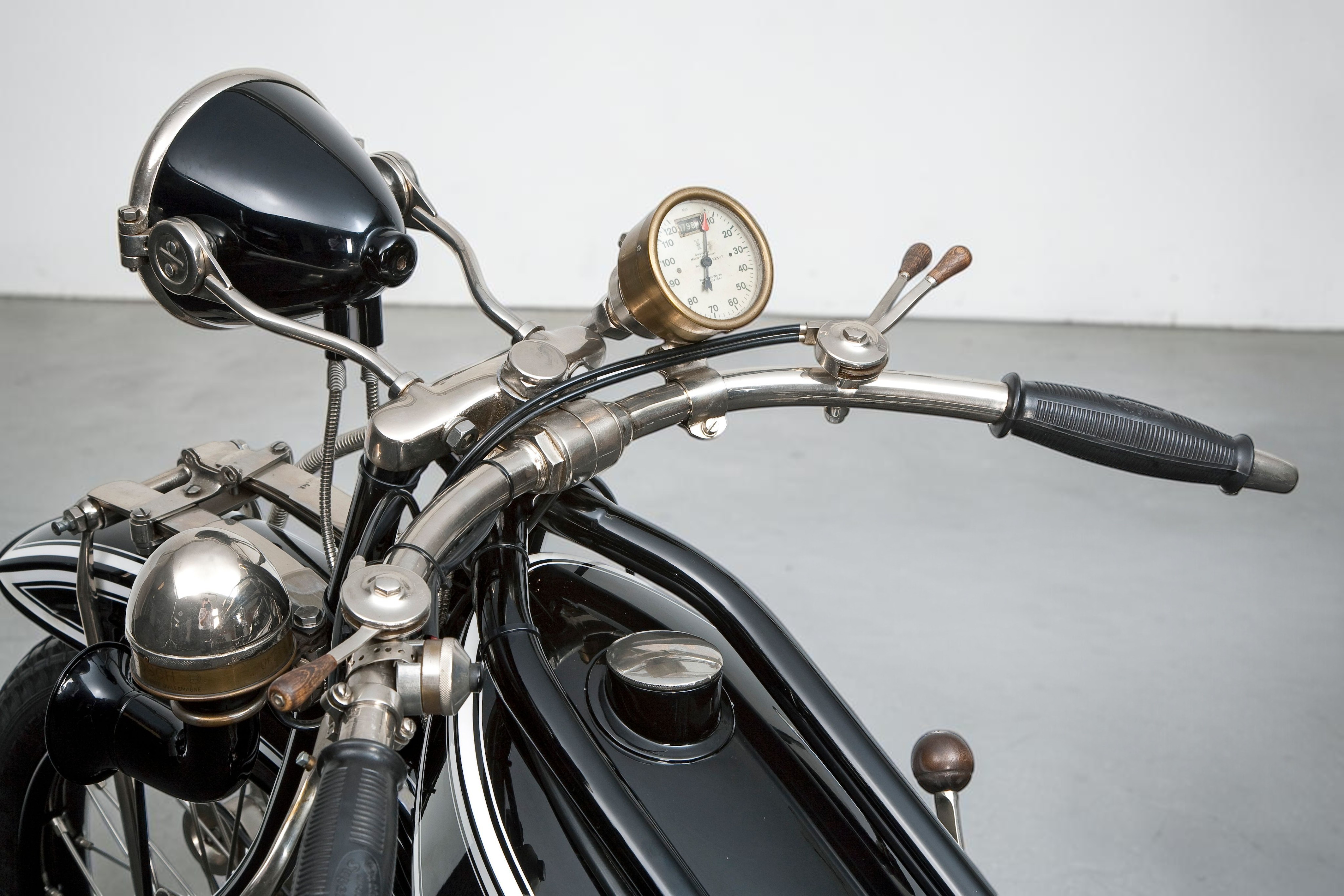 1924 BMW R32 handlebar view
