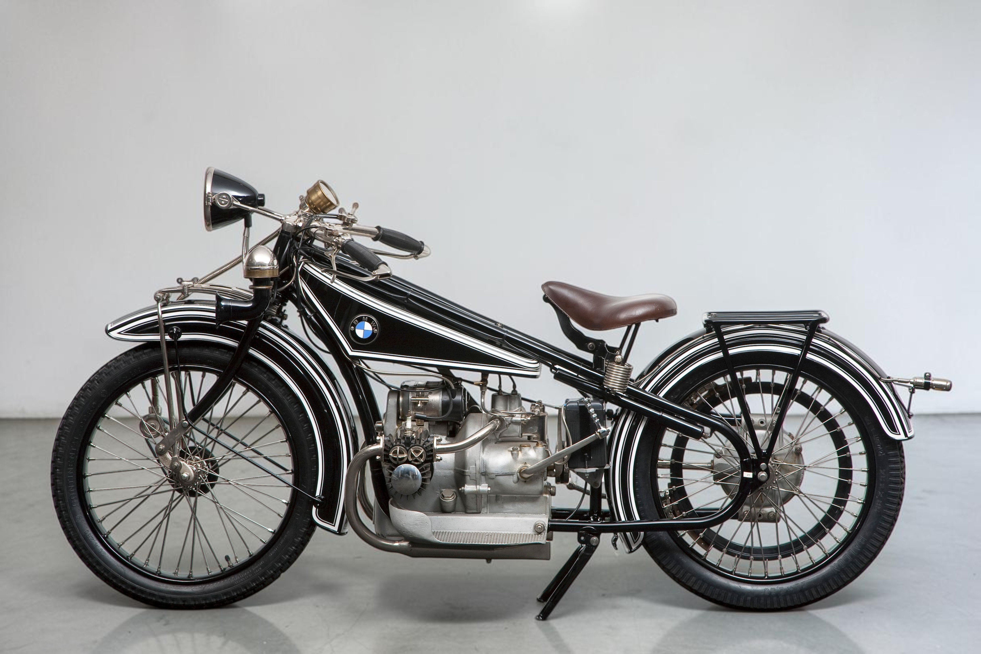 1924 BMW R32 left main view