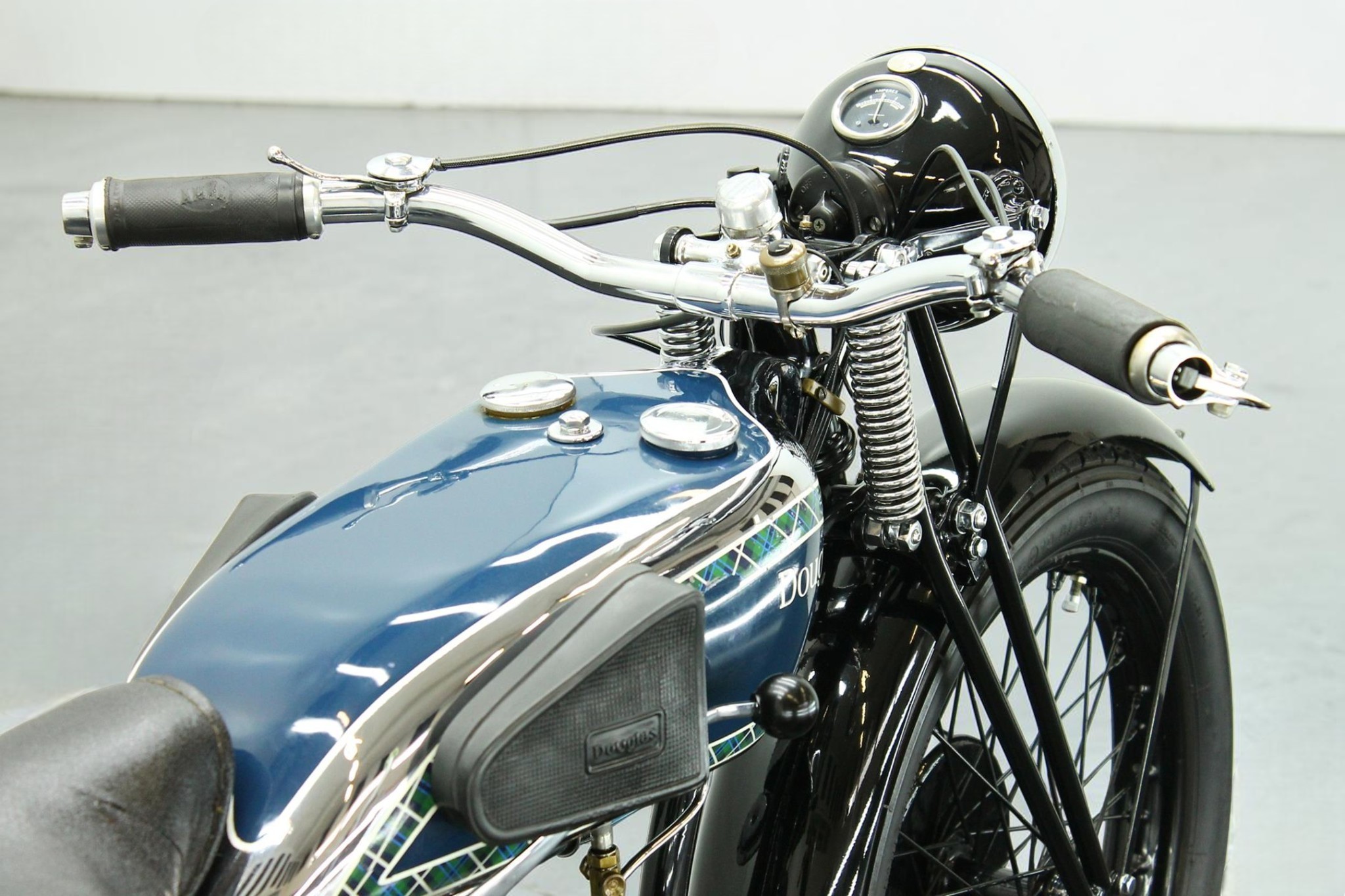 1932 Douglas Model C32 Bulldog handlebar detail