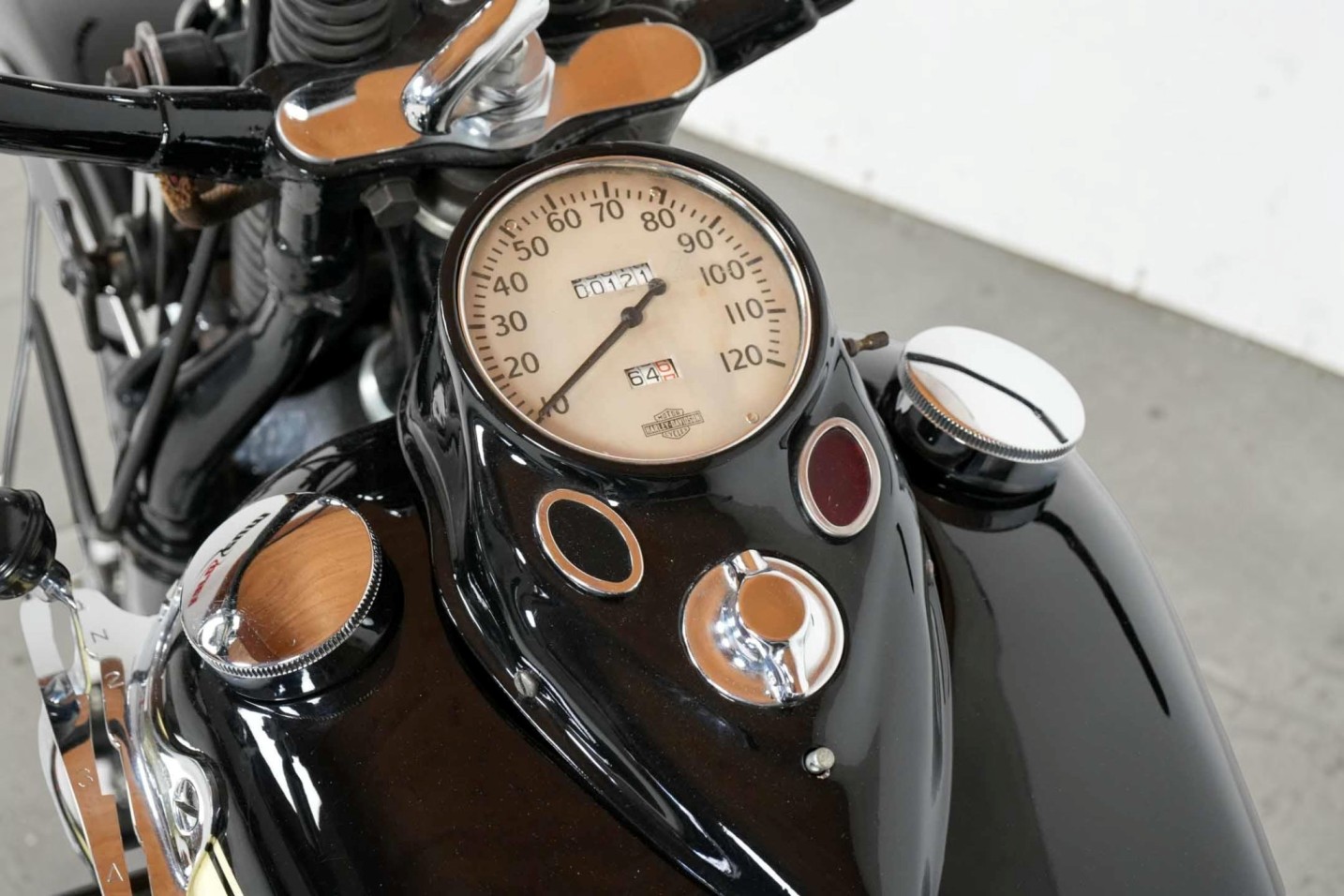 1939 Harley-Davidson Model EL Knucklehead speedo detail