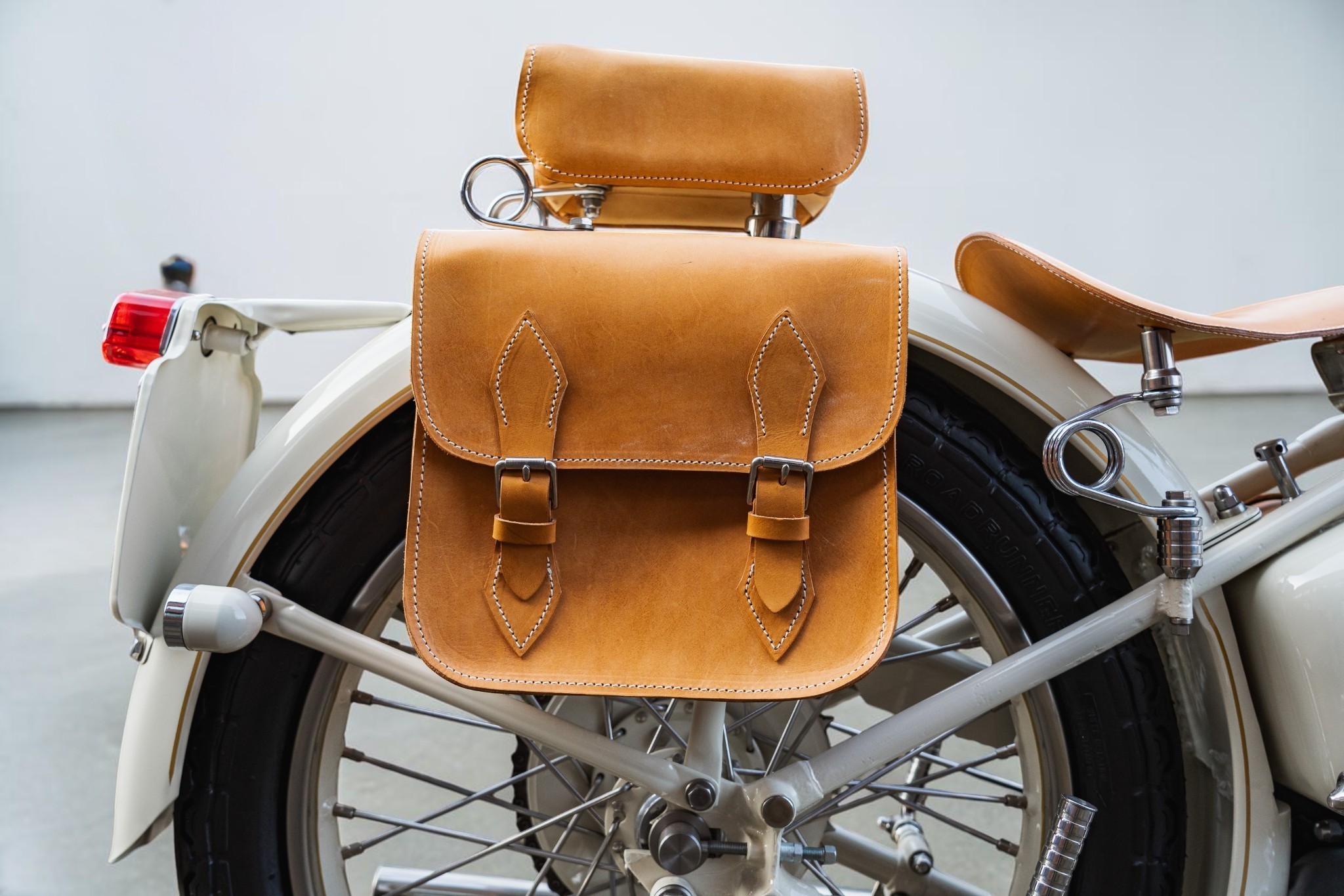 1946 Triumph Model T100 bags detail