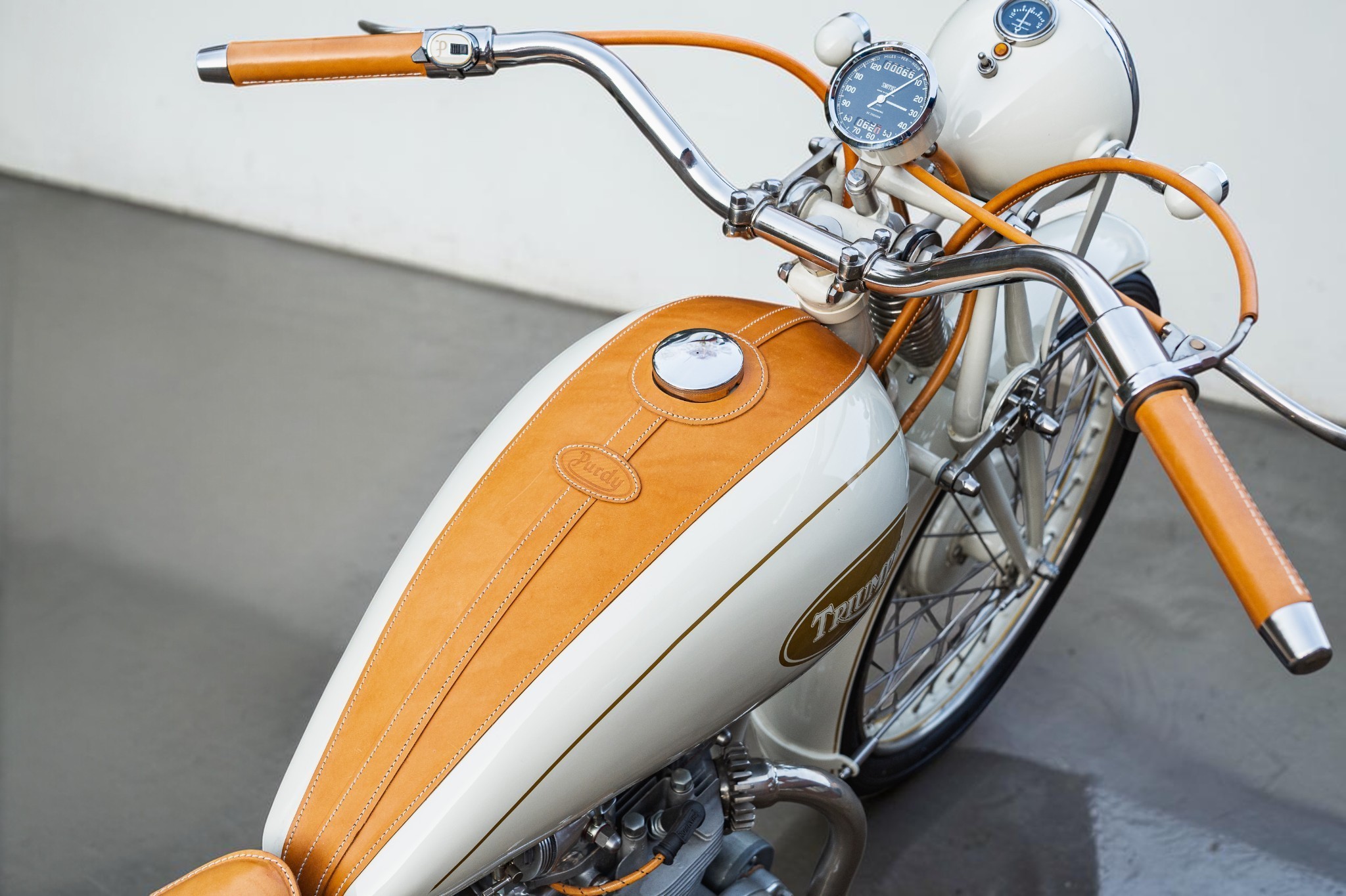 1946 Triumph Model T100 handlebar view