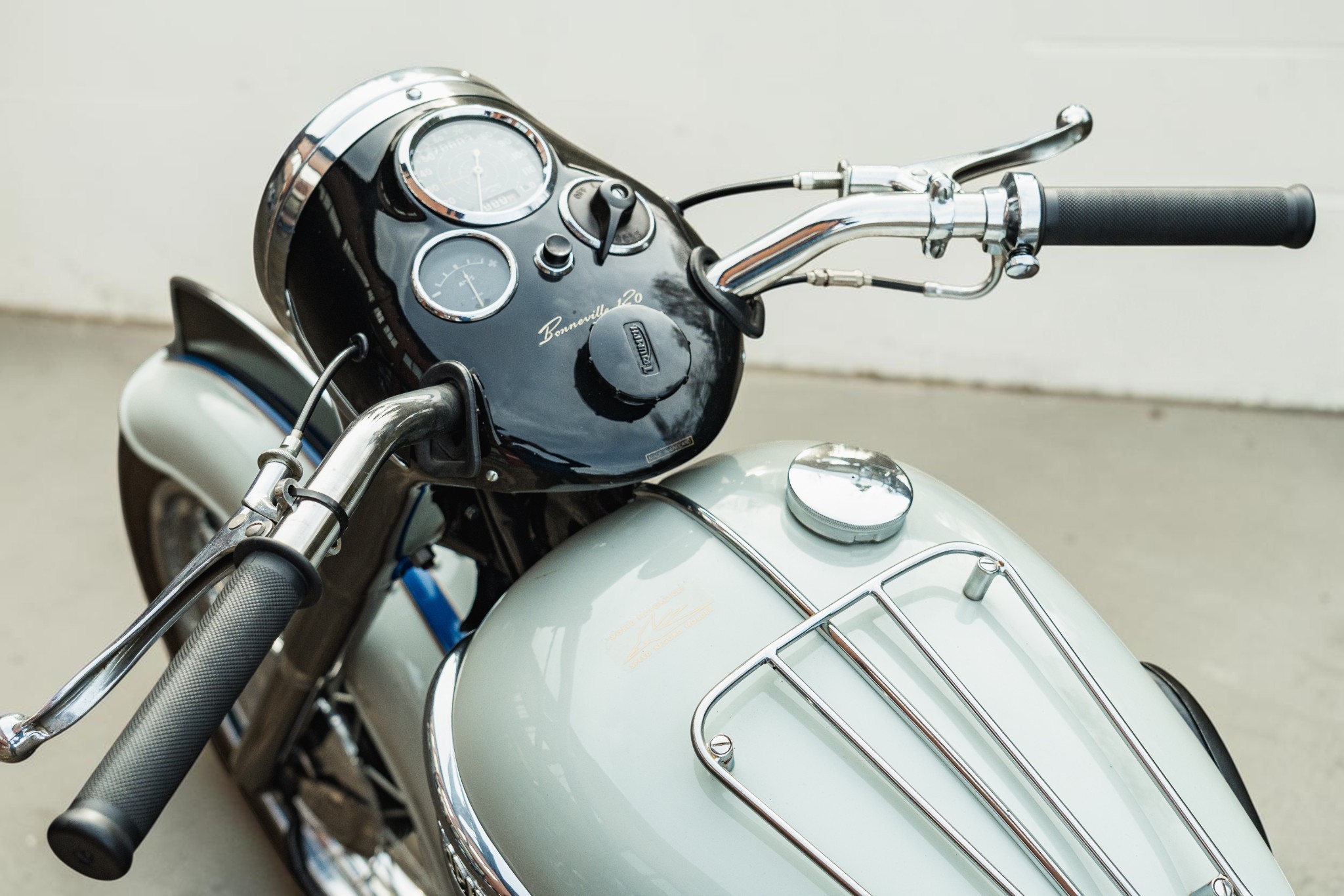 1959 Triumph Model T120 Bonneville handlebar view