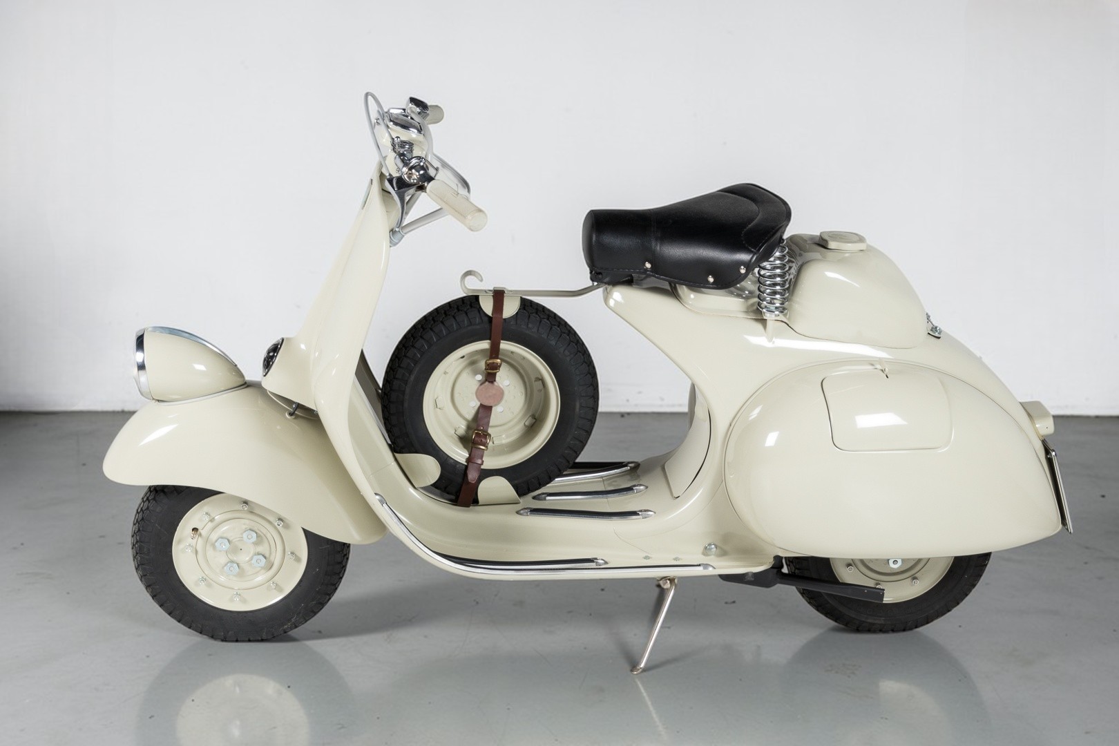 1953 Vespa Sei Giorni left main view