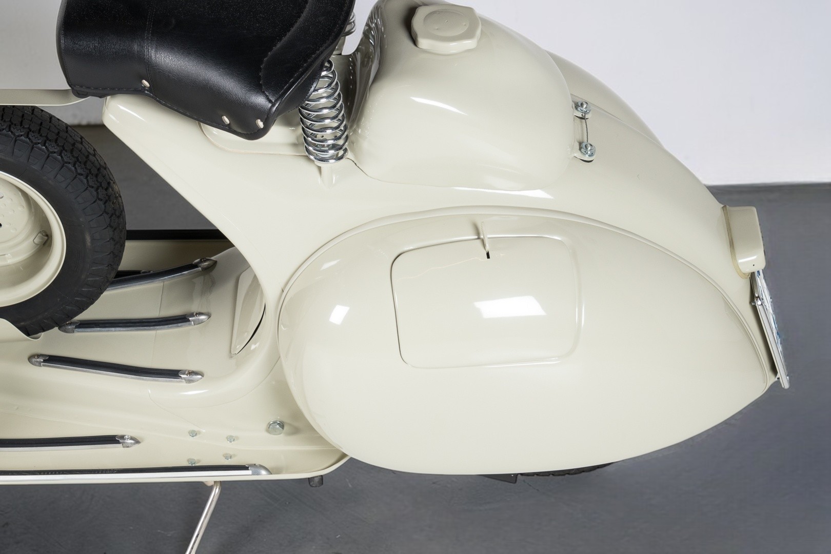 1953 Vespa Sei Giorni left panel view