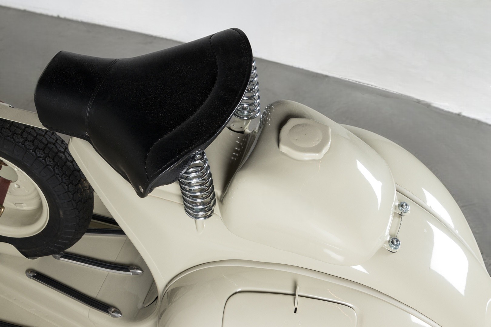 1953 Vespa Sei Giorni ignition seat detail