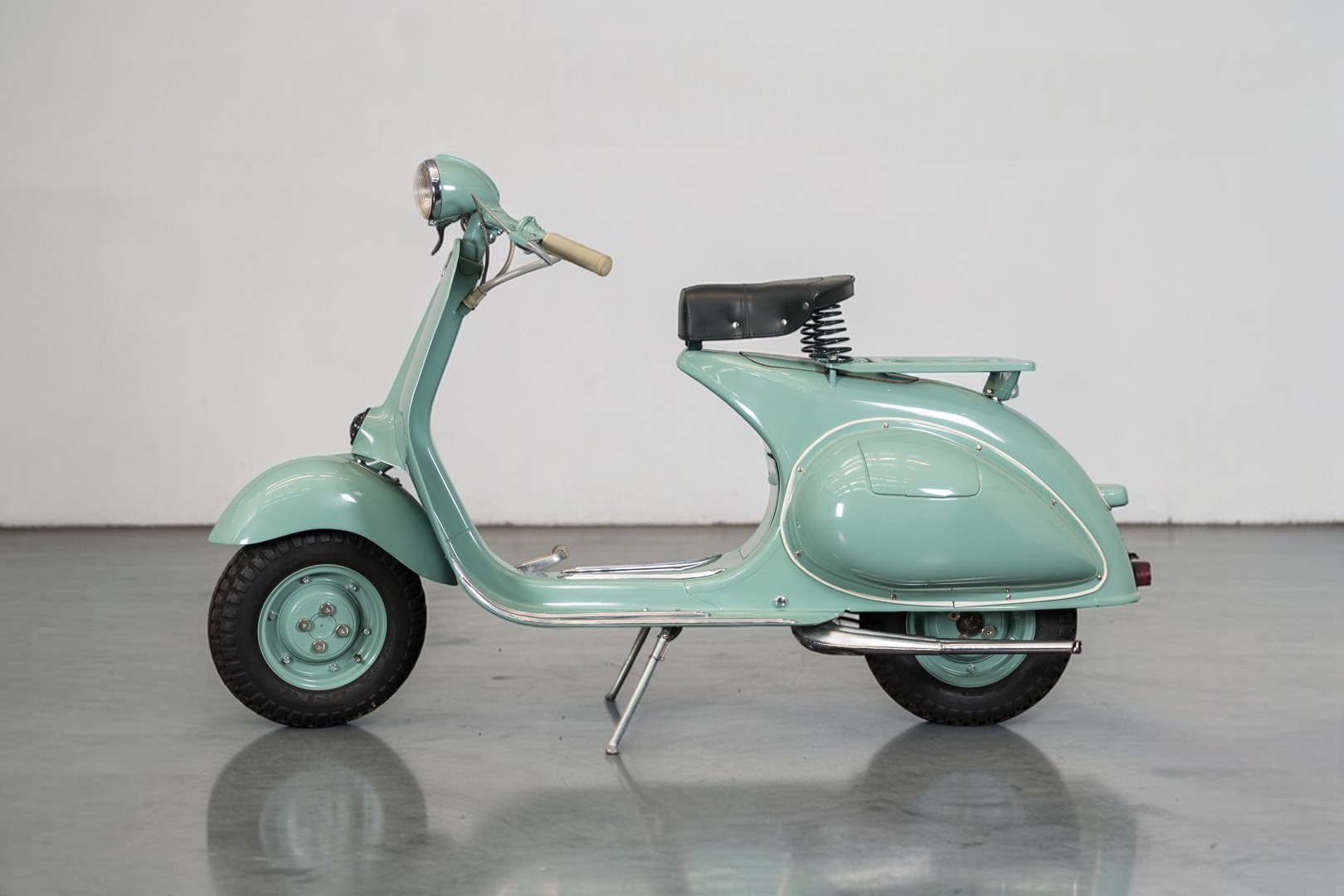 1958 Vespa 125U left main view