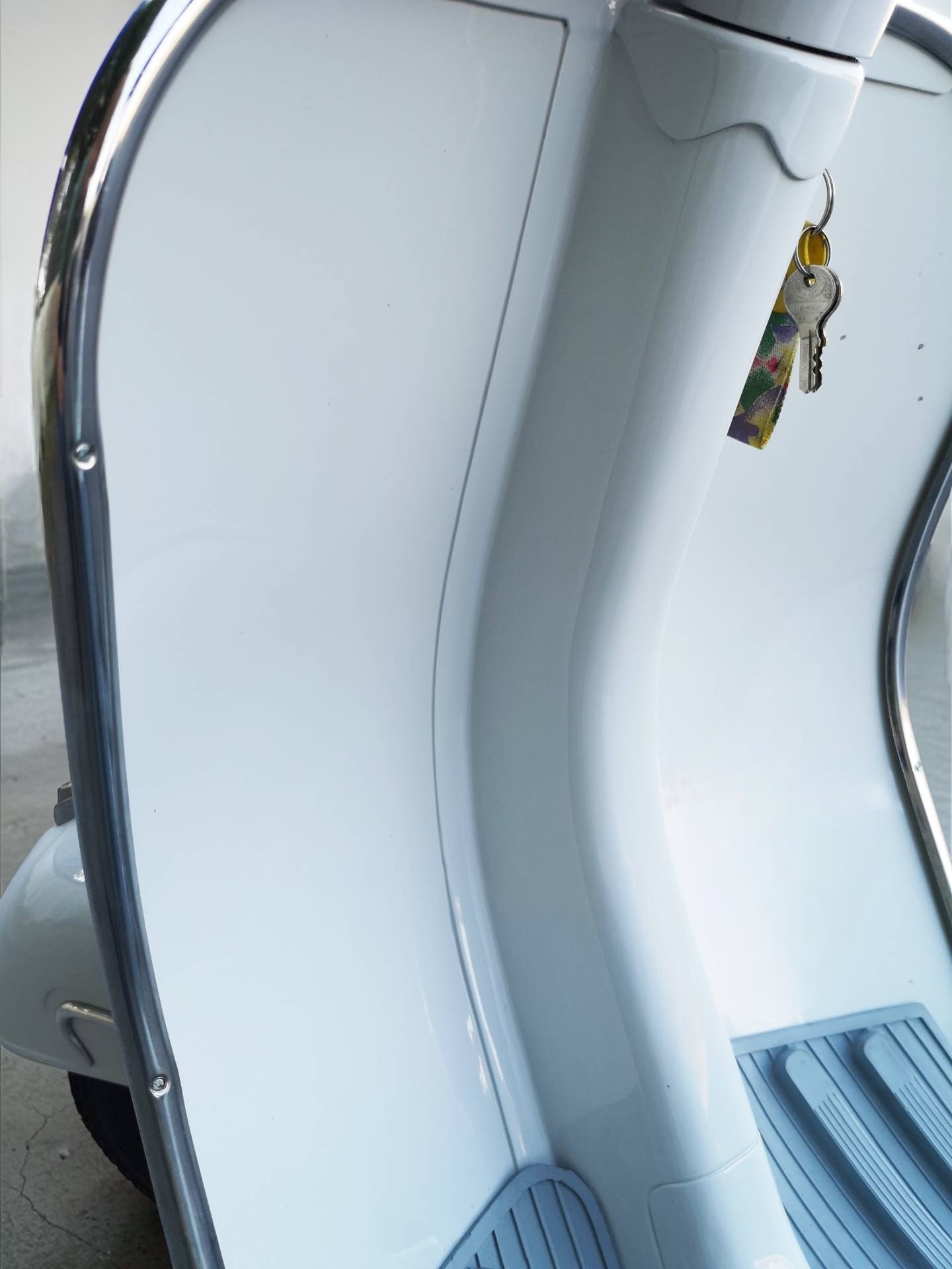 1962 Vespa GS160 legshield detail