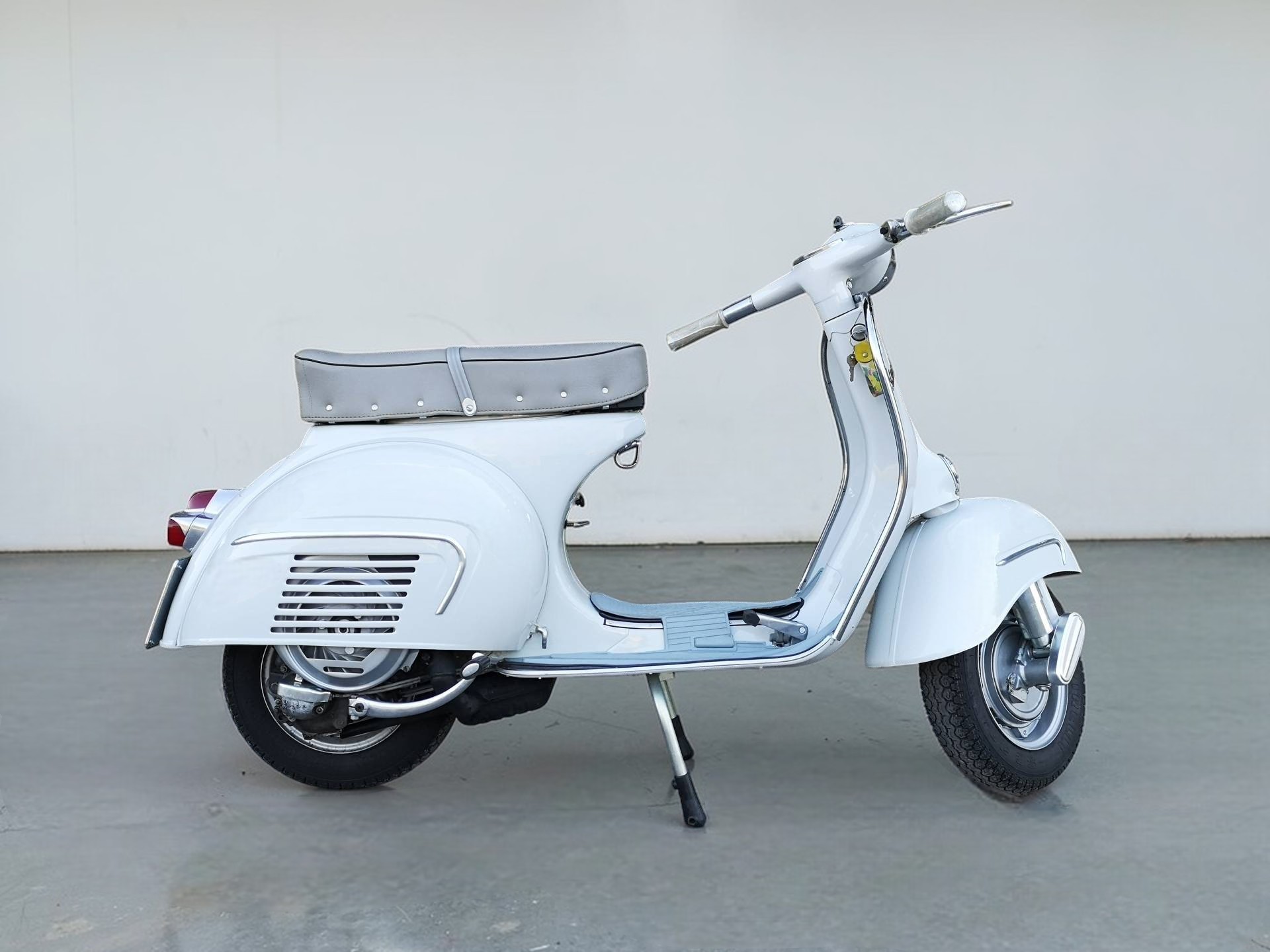 1962 Vespa GS160 right main view