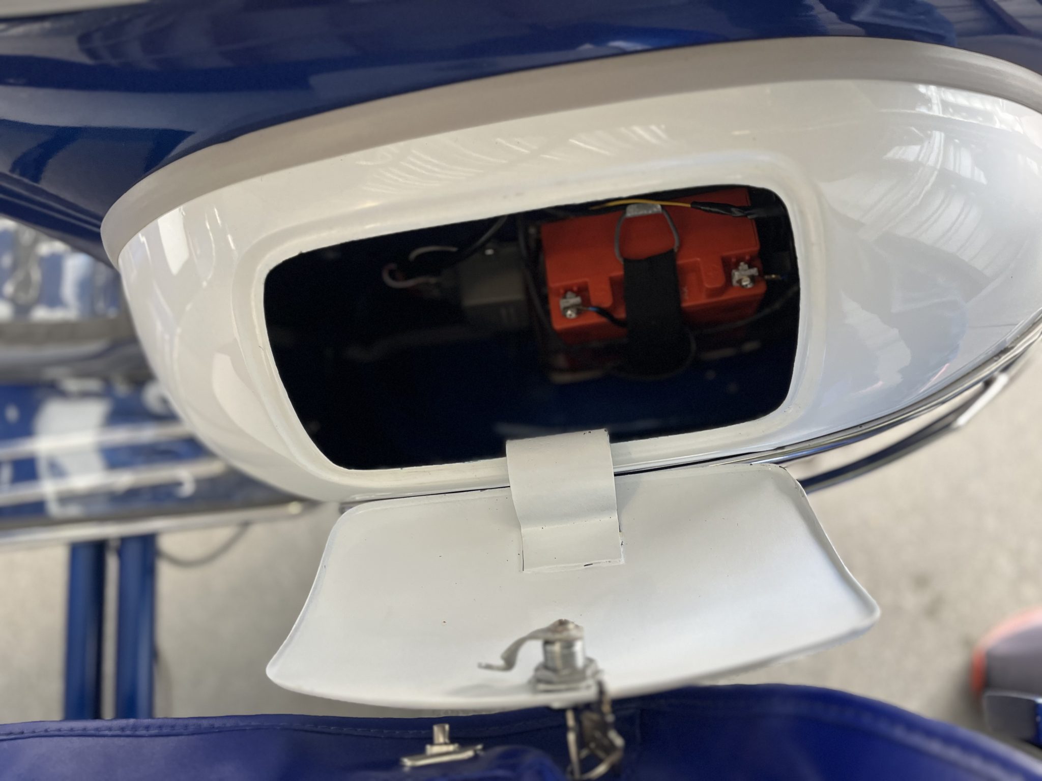 1962 Vespa VBB with Sidecar battery detail