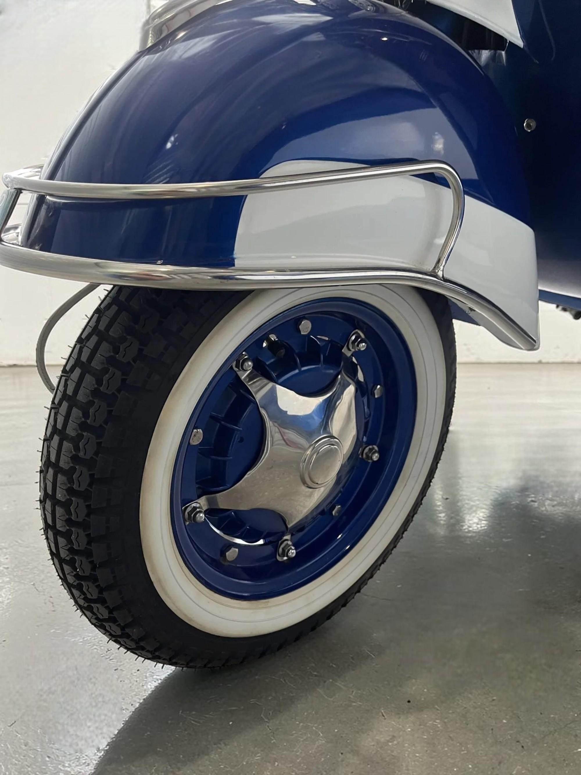1962 Vespa VBB with Sidecar star cap detail