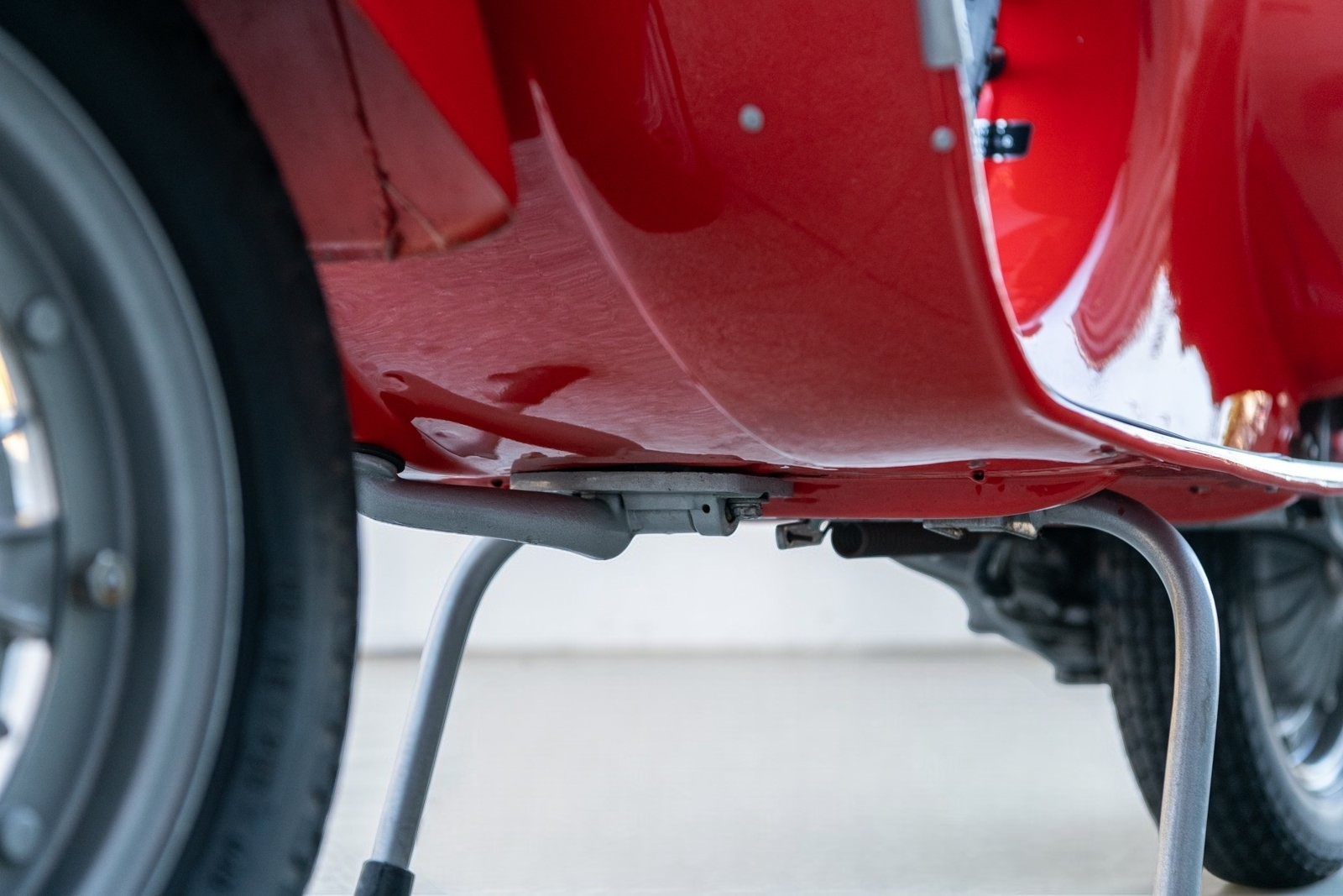 1970 Vespa SS90 Super Sprint under floor view