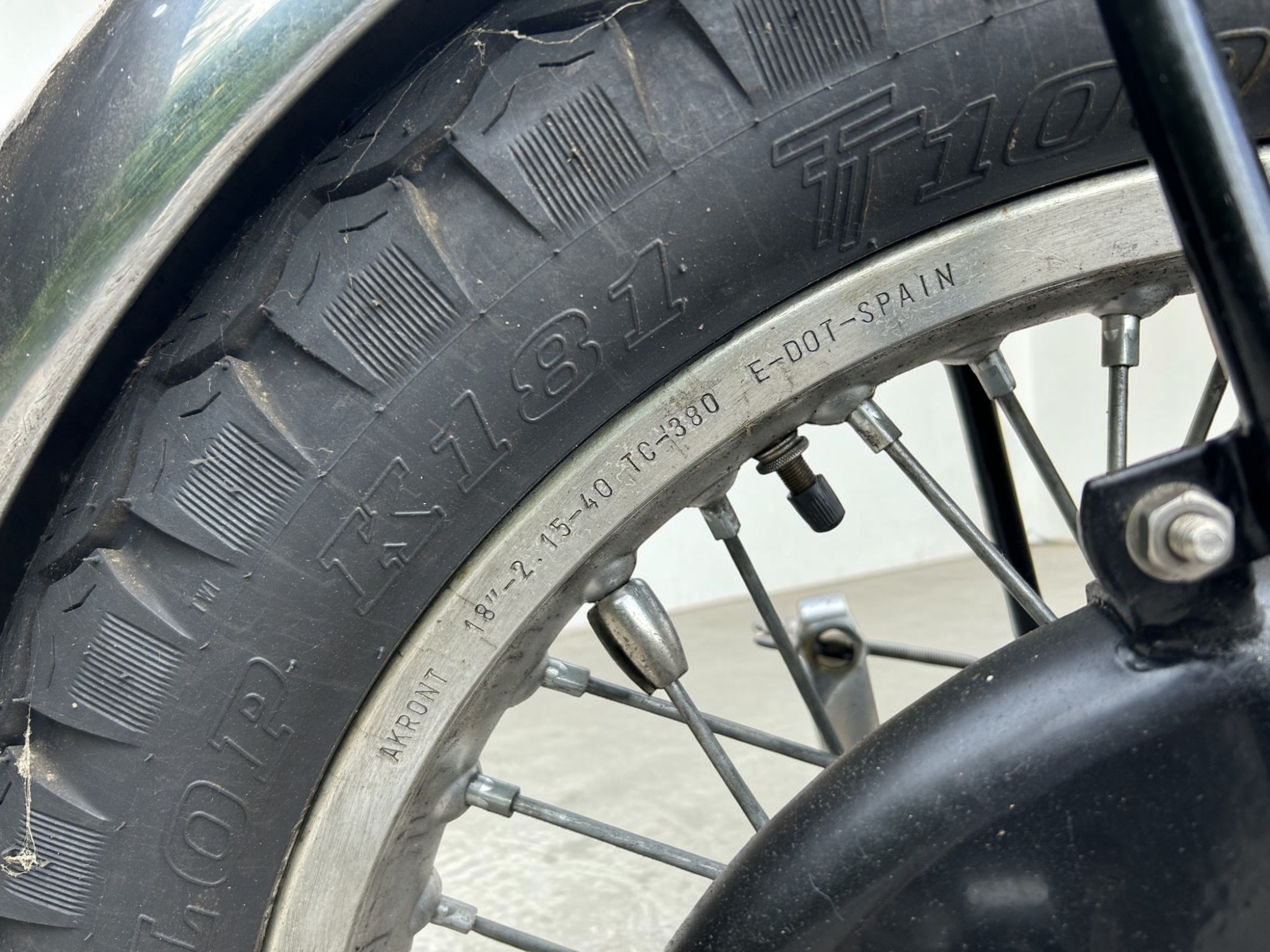 1952 Vincent Model Black Shadow Series C tyre detail